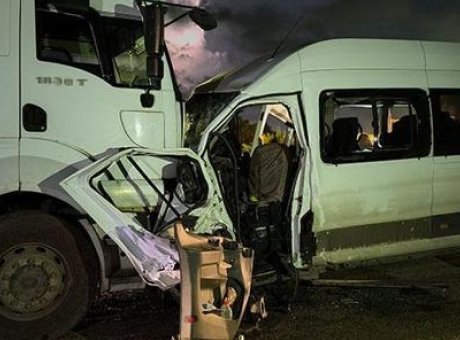 Hatay&rsquo;da İş&ccedil;i Servisi ile Tır Kafaya &Ccedil;arpıştı: 1 &Ouml;l&uuml;, 15 Yaralı!