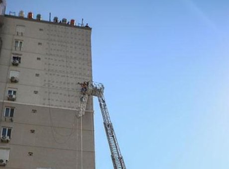 İş&ccedil;iler 10. Katta Mahsur Kaldı: Kurtarma Operasyonu Nefes Kesti!