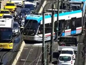 İstanbul Tramvayında Şok Anlar: Raydan &Ccedil;ıkan Ara&ccedil;ta Yolcular Ne Yaşadı?
