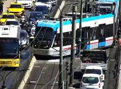 İstanbul Tramvayında Şok Anlar: Raydan &Ccedil;ıkan Ara&ccedil;ta Yolcular Ne Yaşadı?