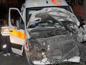 İstanbul’da Ambulans ve Ara&ccedil; &Ccedil;arpıştı: 3 Sağlık &Ccedil;alışanı Yaralı