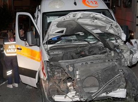 İstanbul’da Ambulans ve Ara&ccedil; &Ccedil;arpıştı: 3 Sağlık &Ccedil;alışanı Yaralı