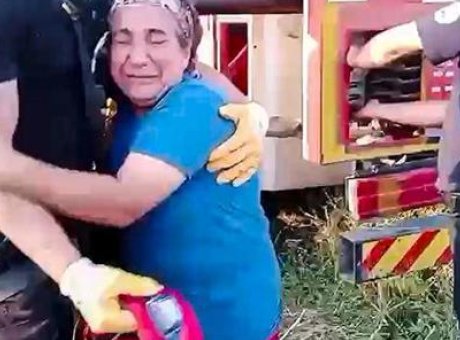 İtfaiyecilere Sarılarak G&ouml;zyaşlarına Boğuldu: İneğini Kurtaran Kadının Duygusal Anları