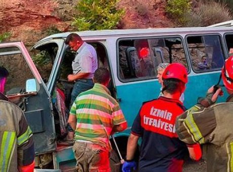 İzmir’de Tarım İş&ccedil;ilerini Taşıyan Minib&uuml;s Dehşet Sa&ccedil;tı: 1 &Ouml;l&uuml;, 8 Yaralı