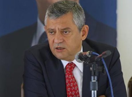 İzmir’deki Siyasi Gelişmeler: &Ouml;zel, İstifalar ve Travma &Uuml;zerine A&ccedil;ıklamalarda Bulundu