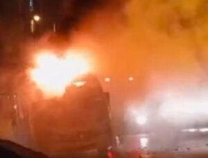 Kartal’da Minib&uuml;s Yangını: Peş Peşe Patlamalar Sokağı Korkuttu