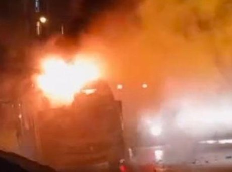 Kartal’da Minib&uuml;s Yangını: Peş Peşe Patlamalar Sokağı Korkuttu