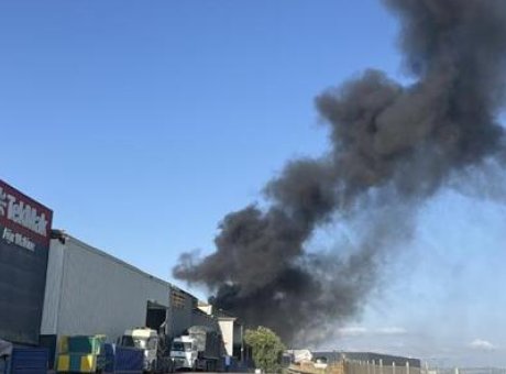 Kocaeli’de Alevlerin Pen&ccedil;esinde Kalan Geri D&ouml;n&uuml;ş&uuml;m Deposu: Yangın Kontrol Altına Alındı