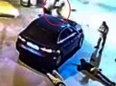 Korkun&ccedil; Kaza: &Ccedil;ocuğu Kaputta Taşıyan S&uuml;r&uuml;c&uuml; Yoldan Ka&ccedil;tı!