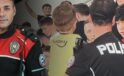 K&uuml;&ccedil;&uuml;k Fenerbah&ccedil;eli &Ccedil;ocuğun Hayatını Kurtaran Polis: “Artık Kimse Sana Zarar Veremez”
