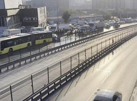 K&uuml;&ccedil;&uuml;k&ccedil;ekmece’de Feci Kaza: 3 Kişi Hayatını Kaybetti, Trafik Fel&ccedil; Oldu!