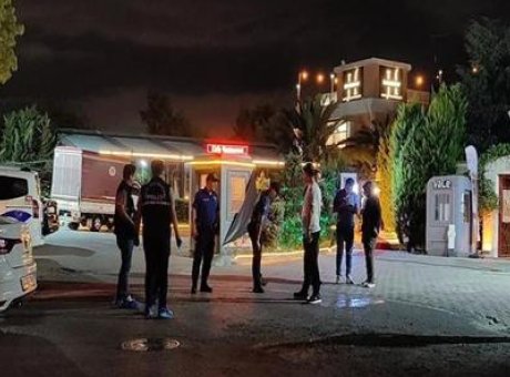 K&uuml;&ccedil;&uuml;k&ccedil;ekmece’de Kafe Alışverişi Kanlı Bitti: İki Yaralı, Ka&ccedil;an Ş&uuml;pheli Peşinde!
