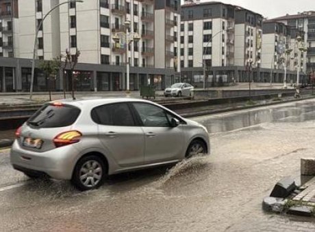 Malatya’da Sağanak Alarmı: Evler Su İ&ccedil;inde, &Uuml;reticiler Zarar G&ouml;rd&uuml;!