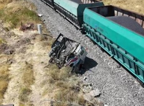 Malatya’da Tren-Kamyon &Ccedil;arpışması: S&uuml;r&uuml;c&uuml; Hayat M&uuml;cadelesi Veriyor!