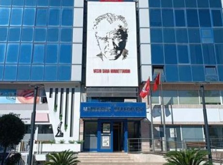 Menderes Belediyesi’nde Skandal: Firari Başkan Yardımcısı Yakalandı!