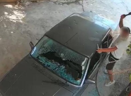 Mersin’de Eski Sevgili Dehşeti: Otomobile Satırla Saldırdı, Yakalandı!