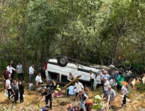 Sivas’ta Feci Kaza: Yolcu Minib&uuml;s&uuml; Şarampole Devrildi, Can Kayıpları Var!