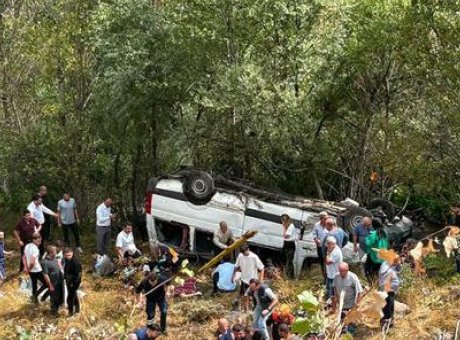 Sivas’ta Feci Kaza: Yolcu Minib&uuml;s&uuml; Şarampole Devrildi, Can Kayıpları Var!