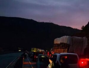 Sivas’ta Yağmur Alarmı: 10 Kilometre S&uuml;ren Ara&ccedil; Kuyruğu Oluştu!