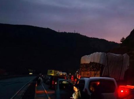 Sivas’ta Yağmur Alarmı: 10 Kilometre S&uuml;ren Ara&ccedil; Kuyruğu Oluştu!