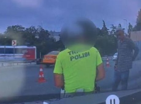 Soru Sorarken Bı&ccedil;akla Saldırdı: Polis Memuru Yaralandı, Ş&uuml;pheli Yakalandı!