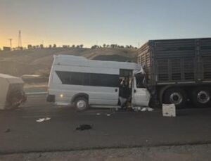 Tarım İş&ccedil;ilerini Taşıyan Minib&uuml;s Tıra &Ccedil;arptı: 18 Yaralı, Olay Yerinde Şok Gelişmeler