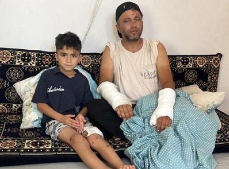 Toroslar’da Şok Kaza: Motosikletli Aileye İki Kez &Ccedil;arpan S&uuml;r&uuml;c&uuml; Olay Yerinden Ka&ccedil;tı