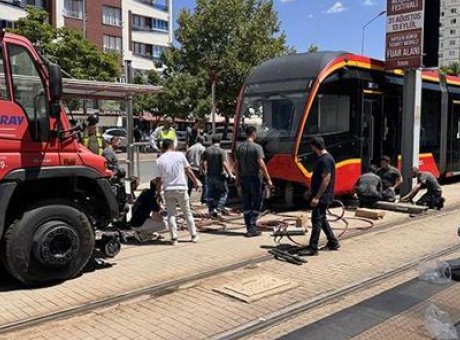 Tramvayın &Ccedil;arptığı Gen&ccedil; Hayatını Kaybetti: Olayın Ardındaki Korkun&ccedil; Ger&ccedil;ekler