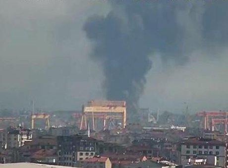 Tuzla’da İş&ccedil;i Barınma Alanında Korkutan Yangın: &Ccedil;ok Sayıda Ekip M&uuml;dahale Etti